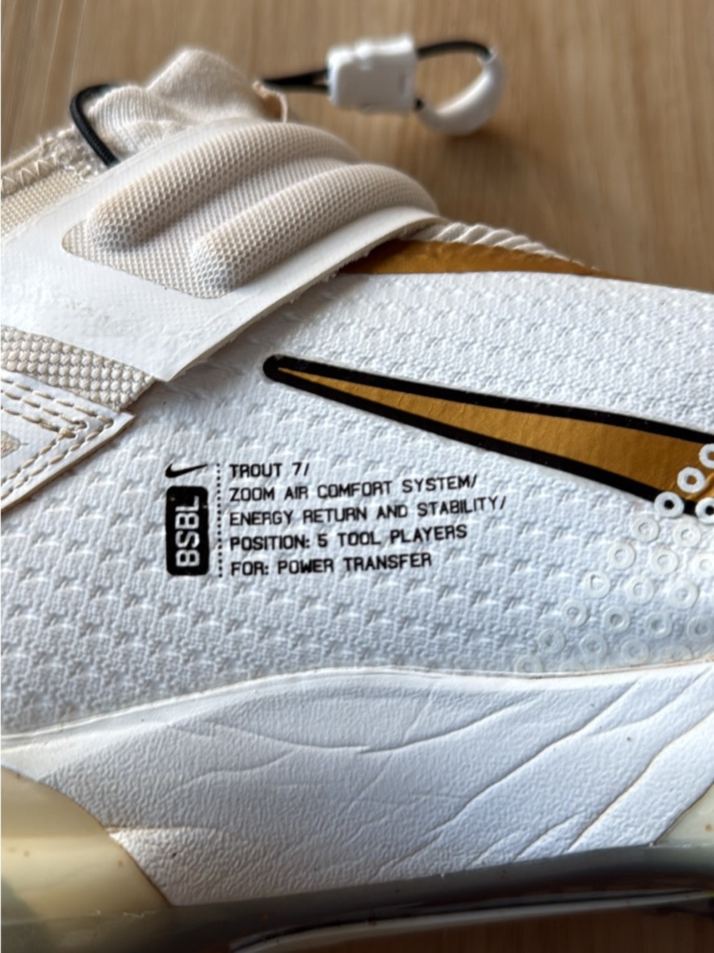 Nike Men’s White & Gold trout 7 Metal Baseball Cleat